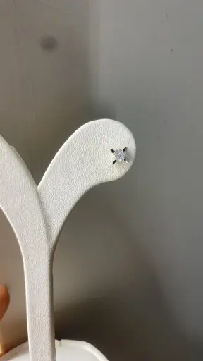 Pırlanta Badem Model Tektaş Küpe