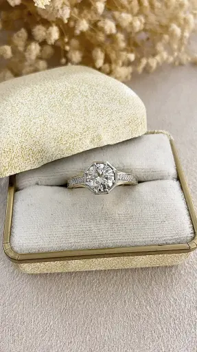 Sadekar Ali Usta Yapımı Agop Usta Mıhlamalı Artdeco Tamamı El İşçiliği Olup Birden Fazla Sanatçının     Çalıştığı Vintage Tasarım Pırlanta Taşlı Özel Rast Serisi Tektaş Yüzük Ölçü: 15
