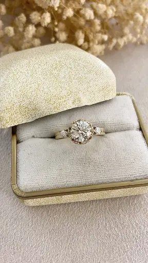 Sadekar Ali Usta Yapımı Agop Usta Mıhlamalı Artdeco Tamamı El İşçiliği Olup Birden Fazla Sanatçının     Çalıştığı Vintage Tasarım Pırlanta Taşlı Özel Rast Serisi Tektaş Yüzük Ölçü: 15