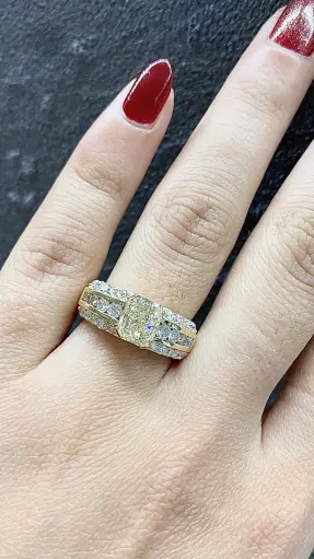 Sadekar Ali Usta Yapımı Agop Usta Mıhlamalı Artdeco Tamamı El İşçiliği Olup Birden Fazla Sanatçının     Çalıştığı Vintage Tasarım Pırlanta Taşlı Özel Rast Serisi Emrald Kesim Fancy Yellow Tektaş Yüzük Ölçü: 14