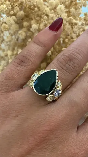 Sadekar Ali Usta Yapımı Agop Usta Mıhlamalı Artdeco Tamamı El İşçiliği Olup Birden Fazla Sanatçının Çalıştığı Vintage Tasarım Pırlanta Taşlı Özel Rast Serisi Damla Zümrüt Taşlı Yüzük Ölçü: 15