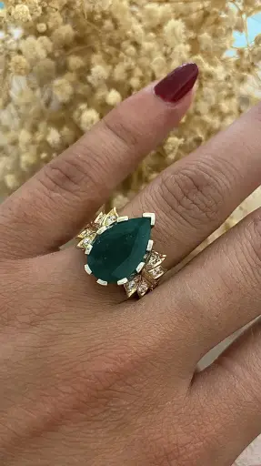 Sadekar Ali Usta Yapımı Agop Usta Mıhlamalı Artdeco Tamamı El İşçiliği Olup Birden Fazla Sanatçının Çalıştığı Vintage Tasarım Pırlanta Taşlı Özel Rast Serisi Zümrüt Taşlı Yüzük Ölçü: 15.5