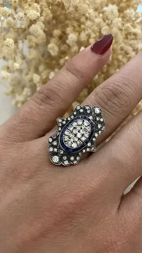 Armanak Usta Yapımı Pırlanta Ve Safir Taşlarla Süslenmiş Kalibra Mıhlamalı Tamamı El İşçiliği Ajurlu Vintage Model Yüzüğümüz Ölçü : 16