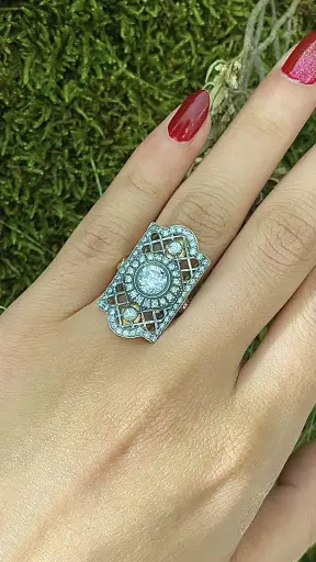 Sadekar Ali Usta Tarafından Yapılmış Mıhalaması Agop Usta Tarafından Tamamlanmış. Artdeco Tamamı El İşçiliği Olup Birden Fazla Sanatçının Çalıştığı Vintage Tasarım Pırlanta Taşlı Özel Rast Serisi Yüzüğümüz Ölçüsü:15