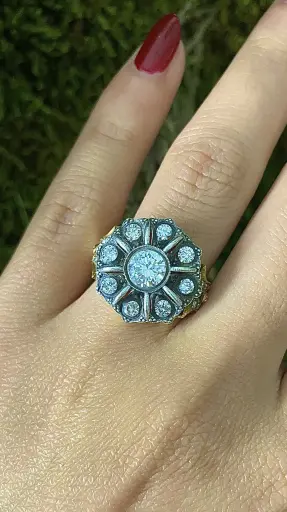 Sadekar Ali Usta Tarafından Yapılmış Mıhalaması Agop Usta Tarafından Tamamlanmış. Artdeco Tamamı El İşçiliği Olup Birden Fazla Sanatçının Çalıştığı Vintage Tasarım Pırlanta Taşlı Özel Rast Serisi Yüzüğümüz Ölçüsü:15
