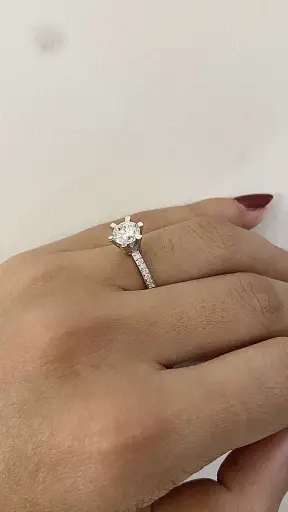 Pırlanta Taşlı Altı Tırnak Kolu Taşlı Tektaş Yüzüğümüz