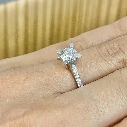 Takoz Model Modern Pırlanta Tektaş Yüzüğümüz