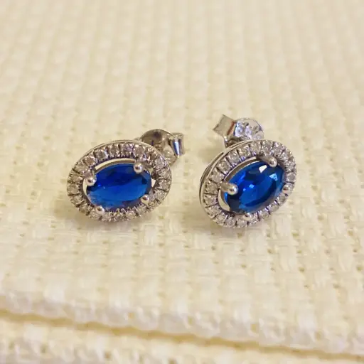 Pırlanta ve Oval Safir Taşlı Çivili Küpe