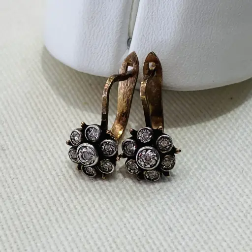 İKİNCİ EL Pırlanta Taşlı Efektli Çiçek Küpe 
