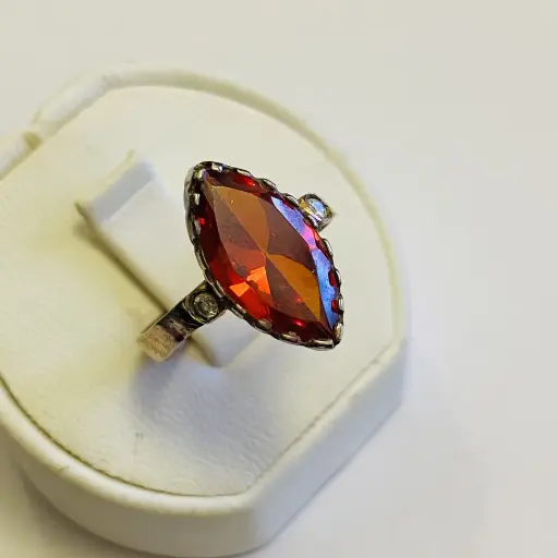 Damla Garnet ve Pırlanta Taşlı Platin Modeli Yüzük