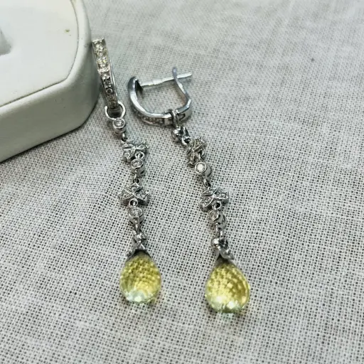 Pırlanta ve Quartz Taşlı Sallantılı Küpe
