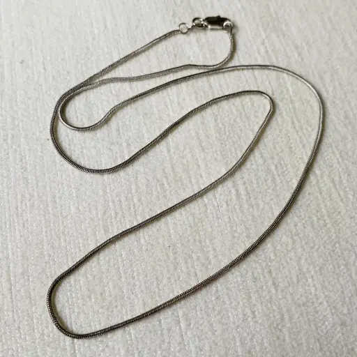 İKİNCİ EL Beyaz Kılçık Zincir 42 Cm Uzunluğunda 