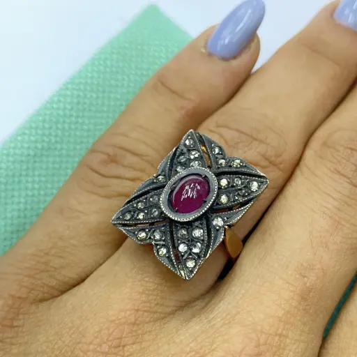 Antika Elmas ve Yakut Taşlı Dikdörtgen Yüzük