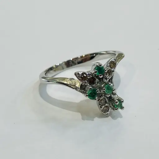 Pırlanta ve Zümrüt Taşlı Platin Modeli Yüzük