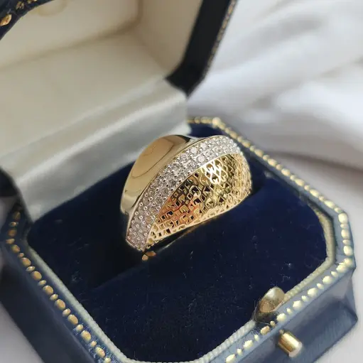 ​14 Ayar Altın Ajur Desenli Bombeli Yüzük - Swarovski Taşlı Geniş Kokteyl Yüzüğü