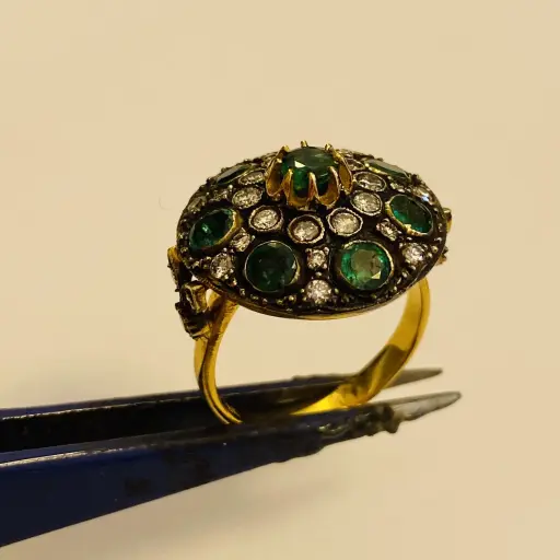 Armanak Usta Yapımı Pırlanta ve Kalibre Zümrüt Taşlı Yüzük