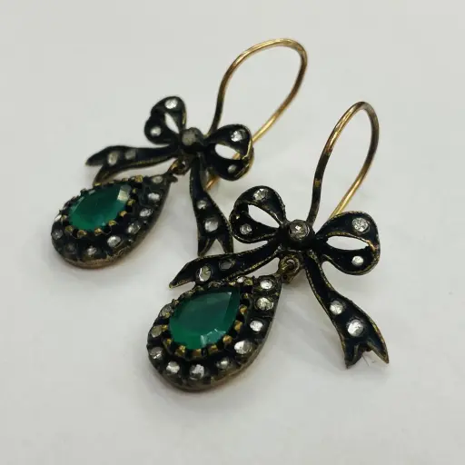 Antika Damla Zümrüt ve Elmas Taşlı Fiyonklu Küpe