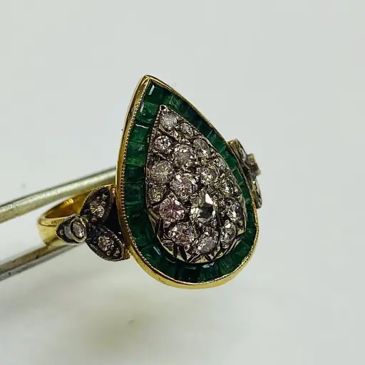 Armanak Usta Yapımı Pırlanta ve Kalibre Zümrüt Taşlı Damla Yüzük