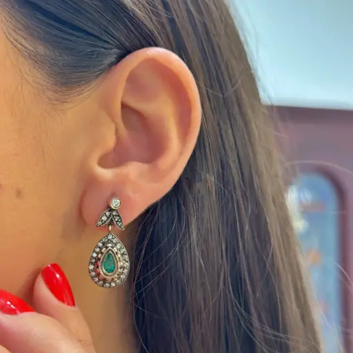 Antika Pırlanta ve Damla Zümrüt Taşlı Çivili Küpe